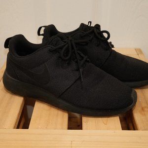 Nike Roshe Run Shoes - Women Size 6, Black